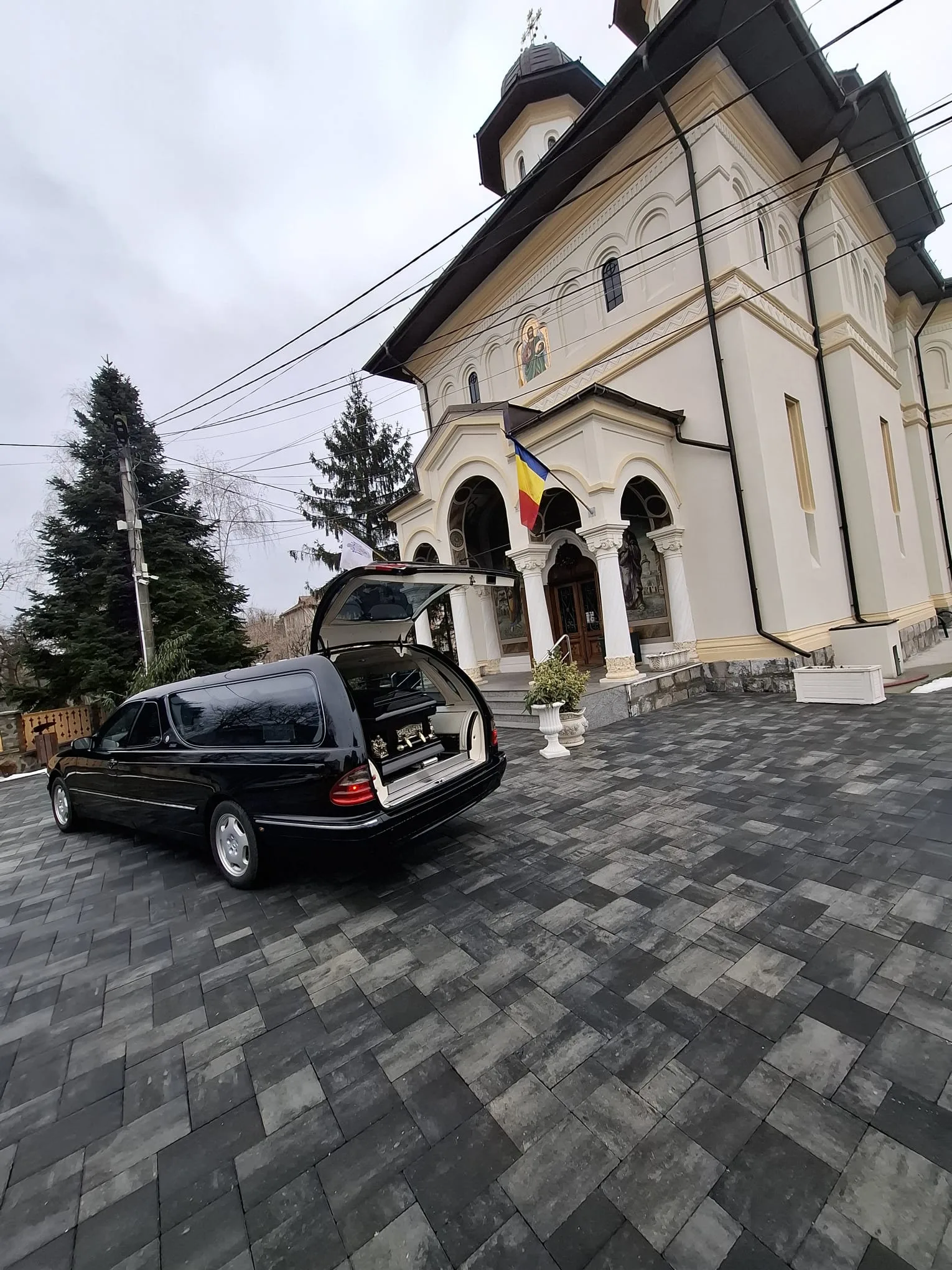 Autovehicul funerar Ranya Angels la biserică ortodoxă