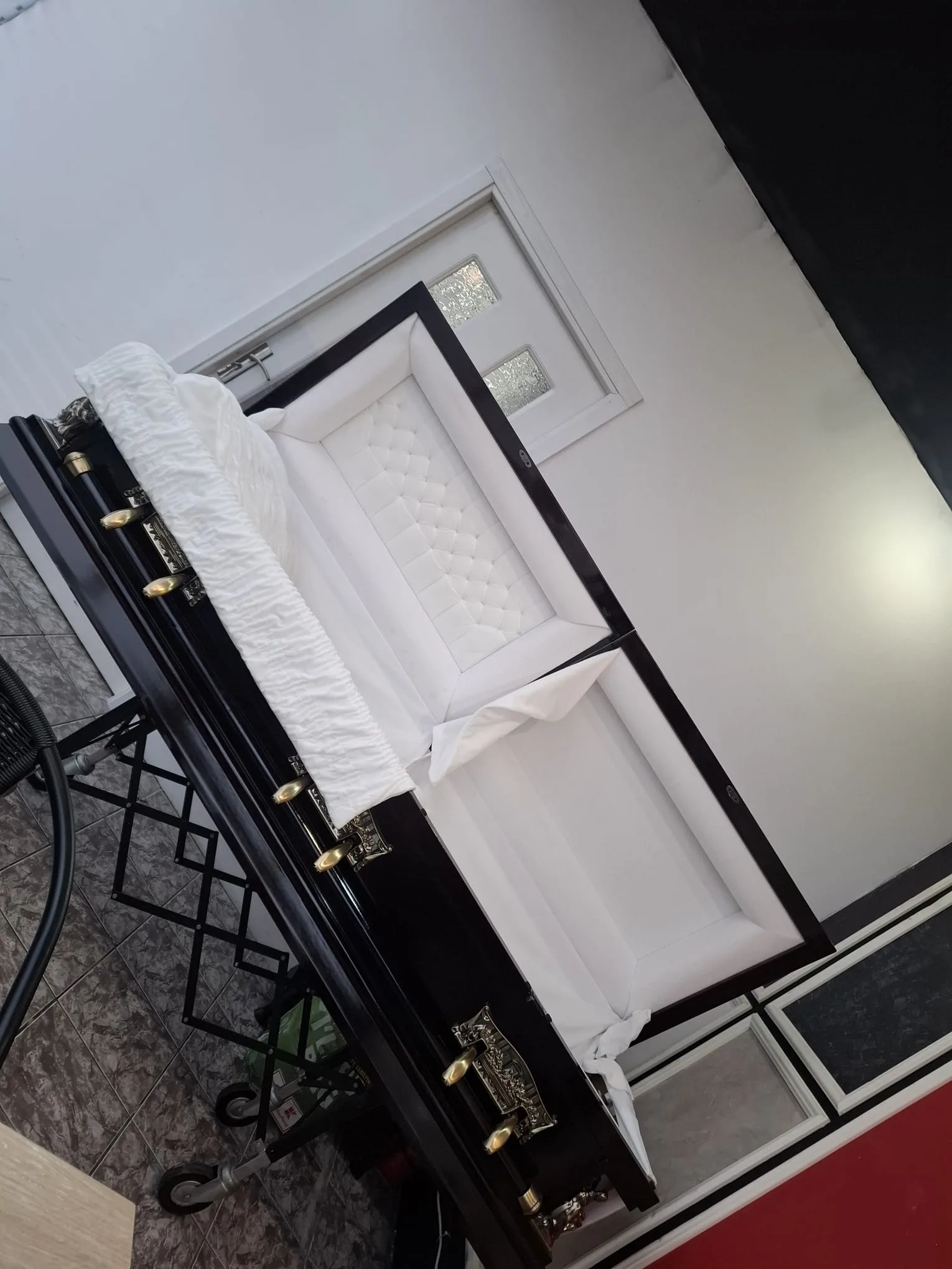 Sicriu negru cu interior alb din satin — Ranya Angels