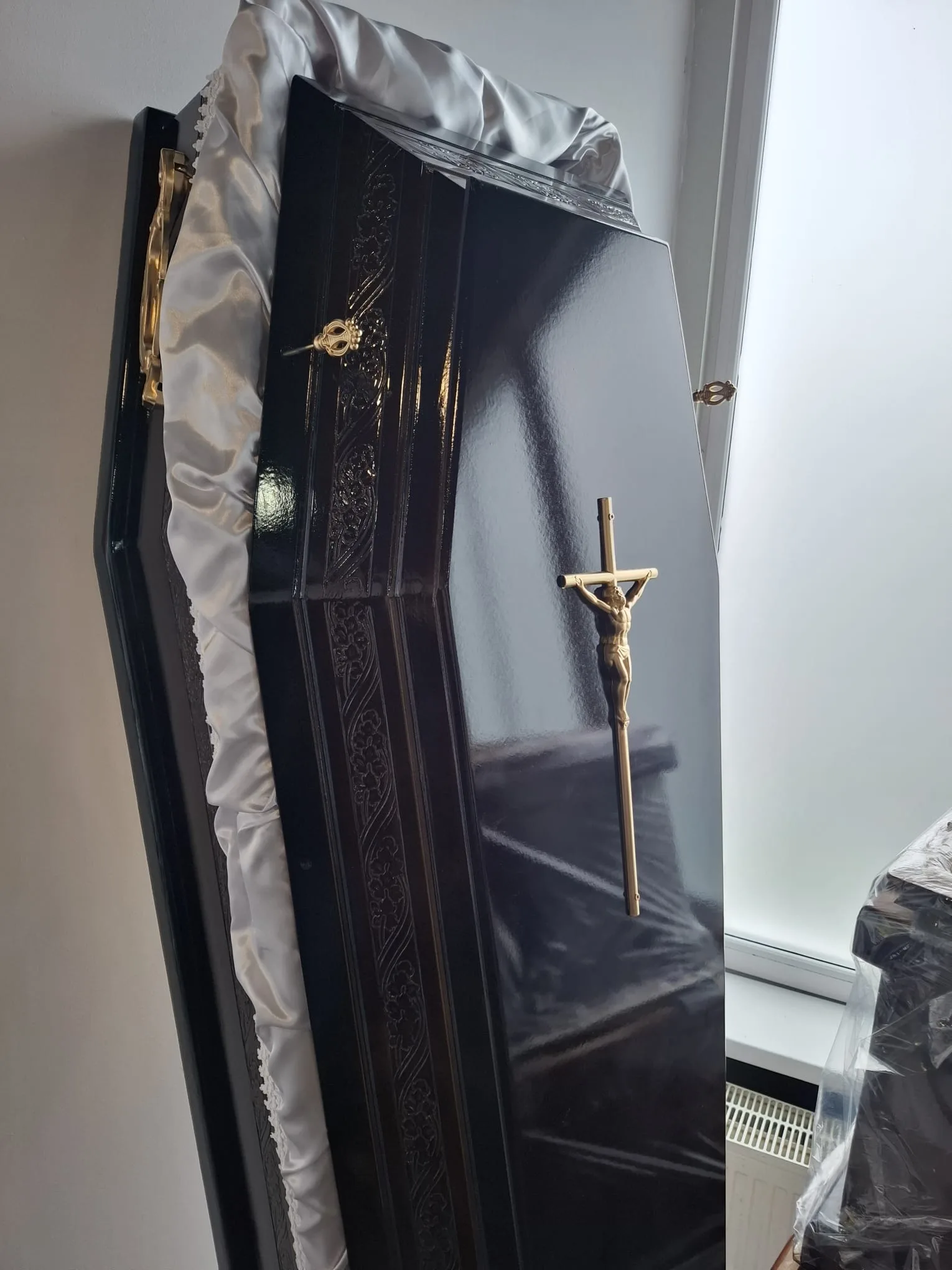 Sicriu negru cu crucifix auriu — detaliu