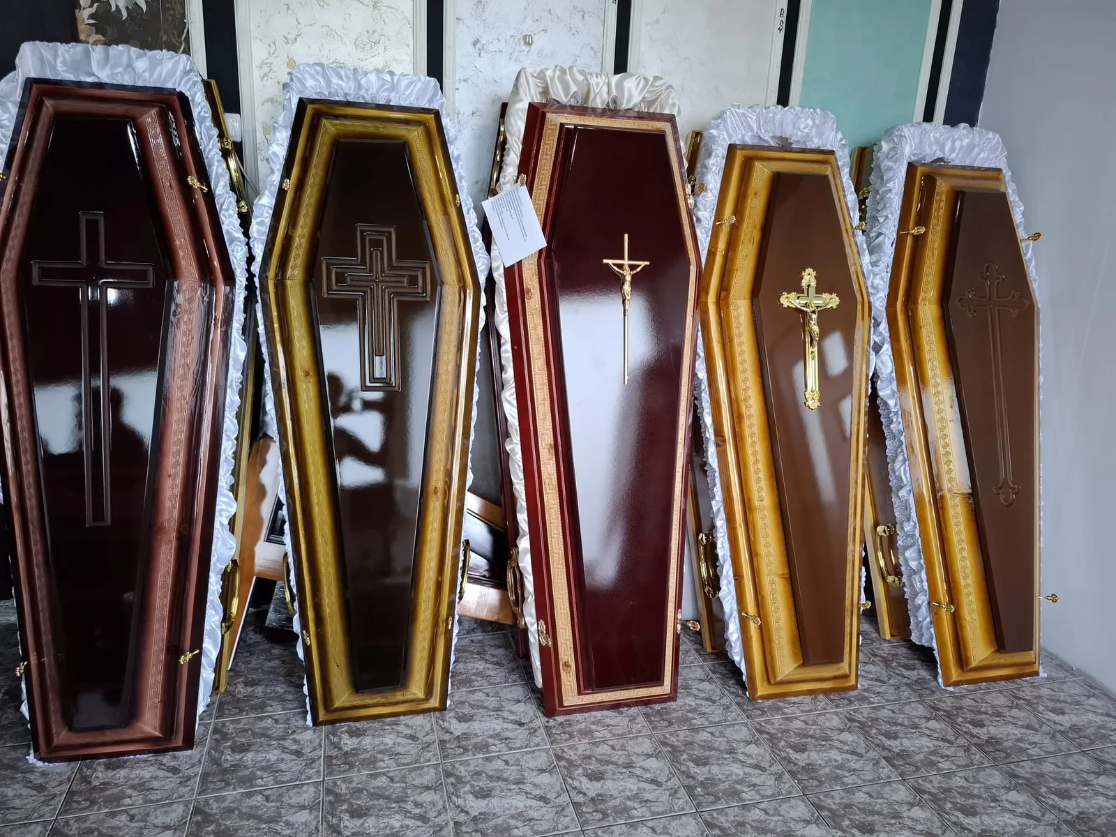 Gamă variată de sicrie cu cruci — showroom Ranya Angels