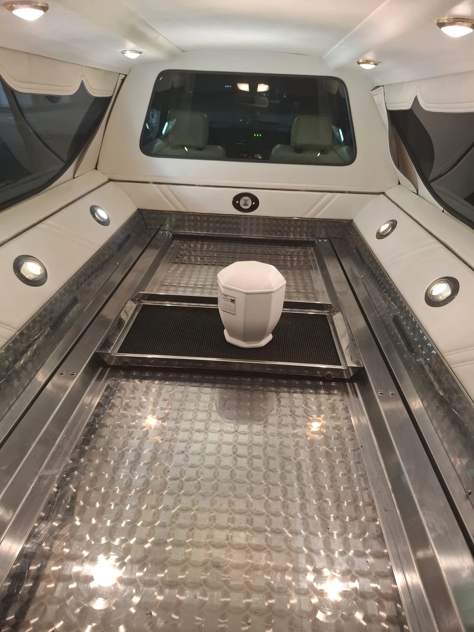 Interior autovehicul funerar pentru transport urnă