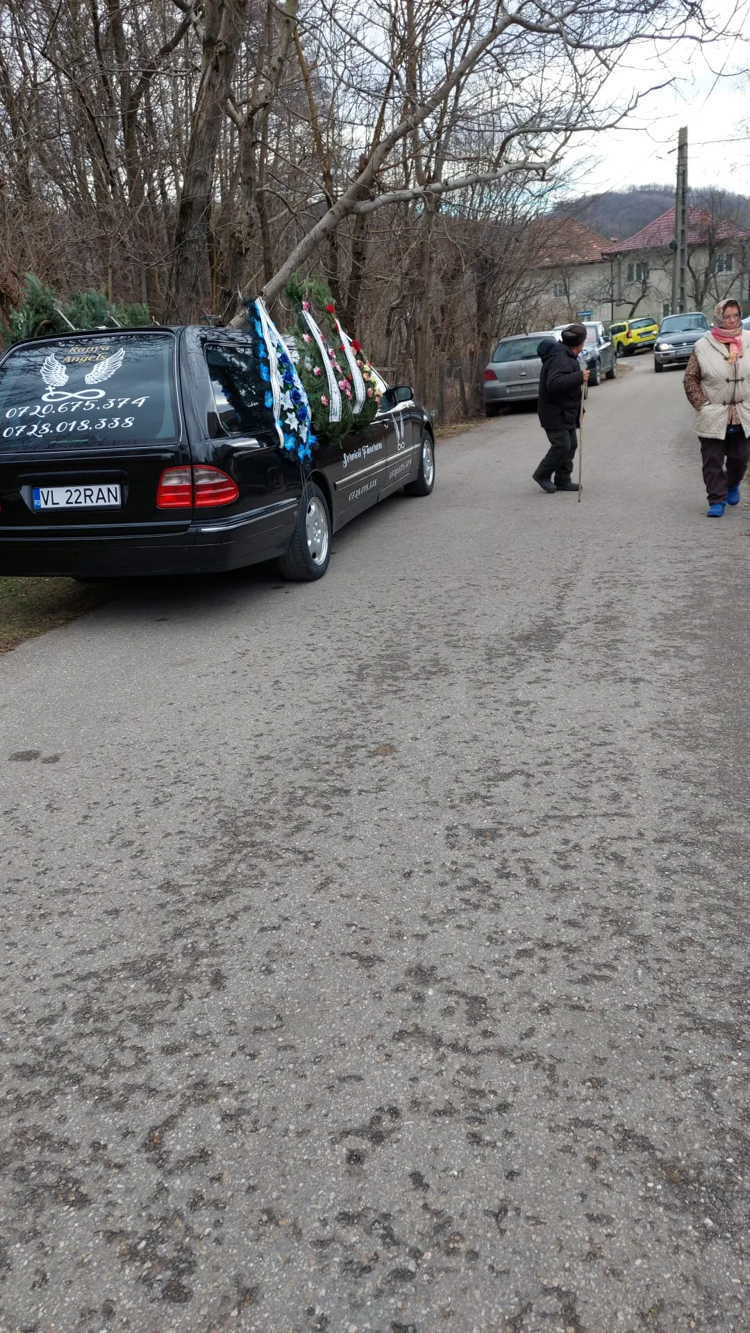 Autovehicul funerar cu coroane pe drum — Râmnicu Vâlcea
